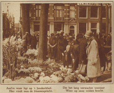872552 Afbeelding van bezoekers aan de bloemen- en plantenmarkt op het Janskerkhof te Utrecht.